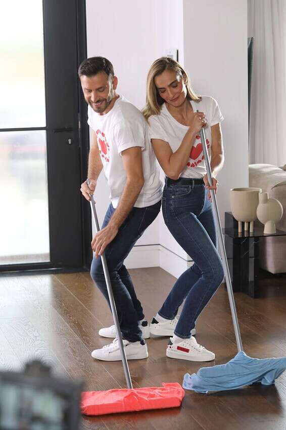 יופי, ככה מחזיקים מגב. אלירז ואילנית // צילום: רפי דלויה